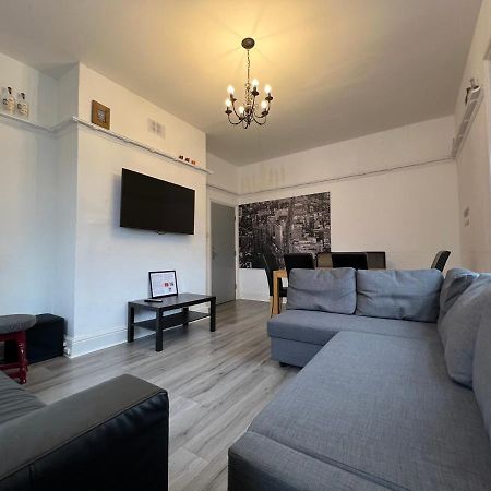 Peaky Blinders Apartment 5 Min Walk To Blackpool Tower Sleeps Up To 14 Exterior foto